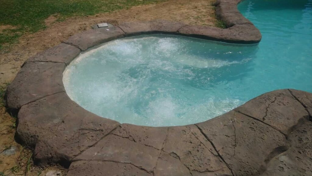 piscina con jacuzzi realizada en conil de la frontera españa